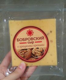 Сыр с грецкими орехами Бобровский