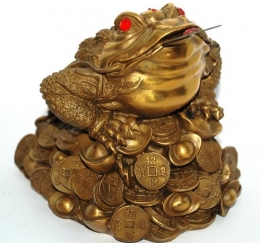 Большая денежная жаба фен-шуй на трех золотых слитках "Небесные львы"