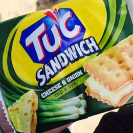 Крекер Tuc Sandwich сыр и лук