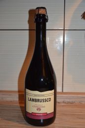 Напиток винный газированный полусладкий красный Lambrussco Rosso Первомайский