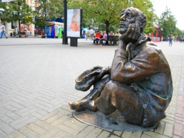 Памятник профессиональному нищему  (Россия, Челябинск)