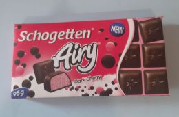 Темный шоколад Schogetten Airy с воздушной молочно-кремовой начинкой и со вкусом вишни