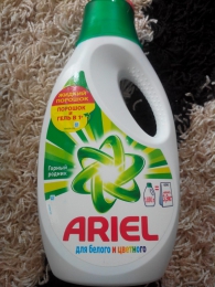 Жидкий порошок Ariel "Горный родник" для белого и цветного