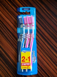 Зубная щетка Aquafresh In-between Clean с щетинками разной длины для тщательной чистки зубов