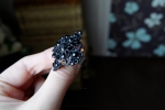 Кольцо женское "Clara Bijoux" черное с отвалившимися камушками (вид сбоку)