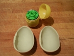 Шоколадное яйцо Kinder Surprise - внутри пластмассовая игрушка с инструкцией