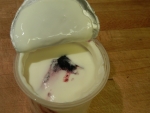 Йогурт фруктовый "ПейМолоко" - йогурт и черничный наполнитель