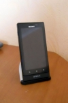 Смартфон Sony Xperia sola на подставке Bluelounge Milo