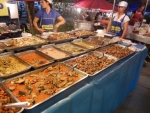 Вечерний рынок Banzaan Fresh Market на Патонге - хороший ассортимент еды