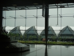 Огромные прозрачные стекла в аэропорту