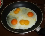 Сравнение двухжелтковых яиц с обычными