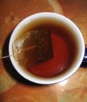 Чай в процессе заваривания (фото со вспышкой)