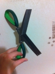Ножницы имеют несколько лезвий, что позволяет резать зелень быстрее