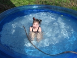 Моя дочь в бассейне.