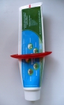 Пресс на большом тюбике зубной пасты (150 мл)