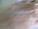 втирание крема в кожу рук