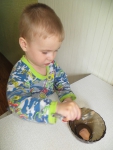 ребенок перекладывает пюре в тарелку