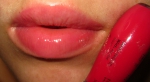 свеженакрашеные губы со вспышкой