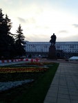 вид на памятник Ленину