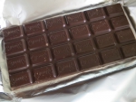 шоколад поделен на квадратики, на каждом надпись