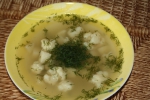 овощной суп. готовлю на курином бульоне капуста, картошка,зелень