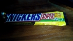 Шоколадный батончик Snickers super с жареным арахисом, карамелью и нугой