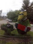 Цветочная скульптура "Крокодил Гена и Чебурашка" (г.Красноярск). Гена и Чебурашка смотрят друг на друга.