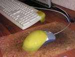 Желтый лизун на мыши и клавиатуре