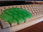 Зеленый лизун на клавиатуре