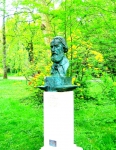 Бюст И. Тургенева в парке