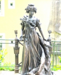 Памятник Луизе Гессен-Дармштадтской на террасе неподалеку от термальных ванн.