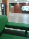 в фойе ожидания удобные зеленые кресла
