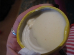 налила йогурт в крышечку - вот, как он выглядит