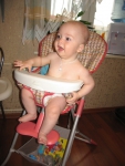 Наш счастливый малыш на стульчике:)