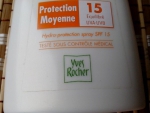 Молочко-спрей для загара SPF15 Yves Rocher (информация о компании-производителе на флаконе)