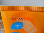 Название компании Avon на упаковке крема для лица "Sun" SPF30