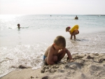 дети с удовольствием ковырпяются в песочке  на берегу
