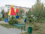 скамейка у детской площадки