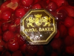 Торт Royal Baker "Ягодный презент": фирменный логотип на шоколадке.