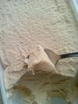 Мороженое крем-брюле приятного цвета