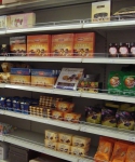 пустые полки с шоколадной продукцией в гипермаркете "Мегамарт"