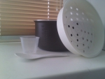Мерный стаканчик, ложка, сетка для пароварки и чаша для приготовления - комплект.