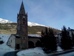 Церквушка в поселке у подножие горы