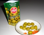 Зелёные оливки без косточек ITLV, выложенные на блюдце. Без жидкости.