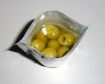Зелёные оливки без косточек ITLV в мягкой упаковке, в рассоле. Вид сверху.