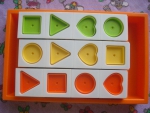 на кубиках есть стороны с отверстиями и в наборе с кубиками имеются фигурки, соответствующие этим отверстиям