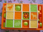 Кубики с сюрпризами Cotoons (внутри нескольких кубиков располагаются либо цветок-пищалка, либо телефонный диск, при кручении которого издается соответствующий звук)