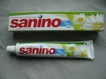Зубная паста Sanino деликатное отбеливание Ромашка, коробка и тюбик