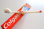 Зубная паста Colgate с фторидом и кальцием Бережное отбеливание на зубной щётке