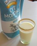Молоко питьевое ультрапастеризованное 2,5% Барские продукты в стакане